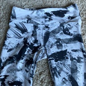 Fabletics black and white small leggings RARE